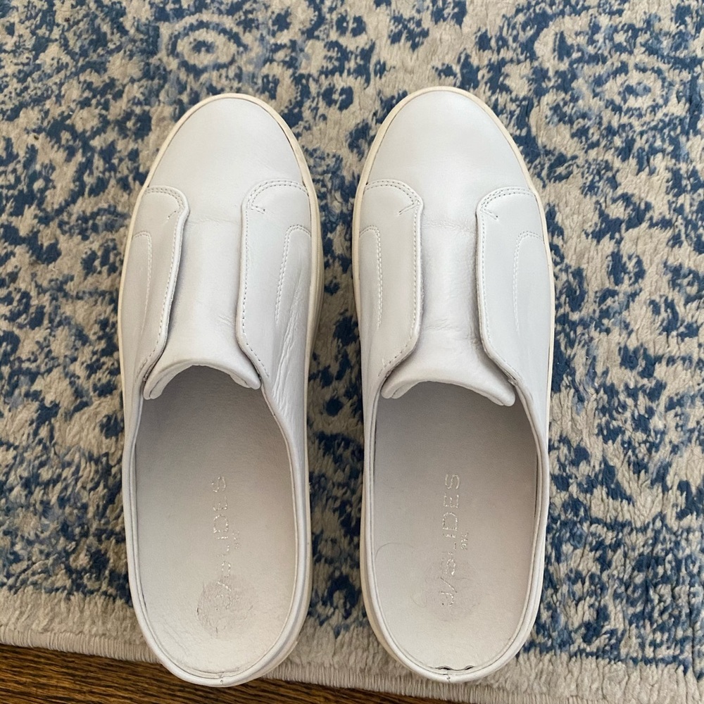 JSlides platform sneaker